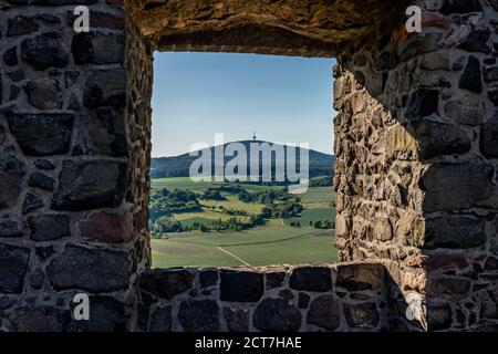 vue sur la montagne du cduensberg depuis le château médiéval ruine gleiberg en été Banque D'Images