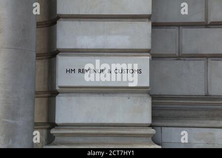 Panneau de HM Revenue & Customs gravé dans la pierre de l'avant de HRM 100 Parliament Street, Londres, Royaume-Uni. Banque D'Images