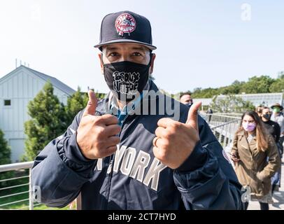 New York, États-Unis. 21 septembre 2020. Le président de Bronx Borough, Ruben Diaz Jr, rejoint la lieutenante-gouverneure Kathy Hochul en visite de la zone verte et de l'Académie comestible au jardin botanique de New York, à New York, le 21 septembre 2020. (Photo de Lev Radin/Sipa USA) crédit: SIPA USA/Alay Live News Banque D'Images