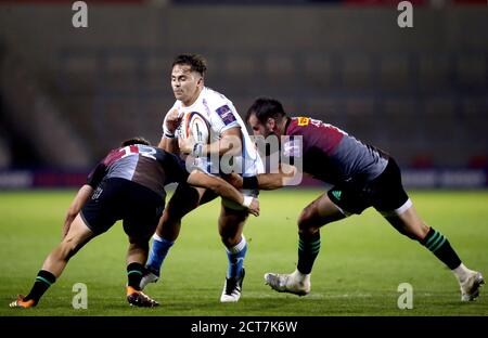 Vente Rohan Janse van Rensburg (au centre) de Sharks est abordé par Luke Northmore (à gauche) de Harlequins et Scott Baldwin lors de la finale de la coupe Gallagher Premiership au stade AJ Bell, à Salford. Banque D'Images