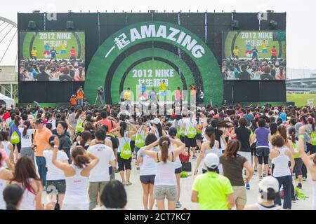 Taipei, 29 avril 2012 - une athlète féminine fait de l'exercice dans le cadre de la course Nike be Amazing 5K Banque D'Images