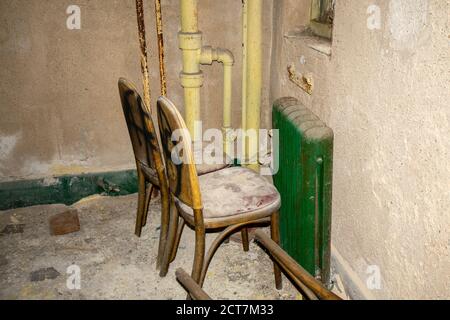 Deux chaises couvertes de poussière et de débris à l'intérieur d'un ancien Et bâtiment abandonné Banque D'Images