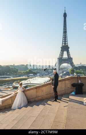 Un couple asiatique en tenue de mariage épouse la tour eiffel. Photographie avant mariage de jeunes couples asiatiques à Paris, France pendant l'été. Paris, France - juillet Banque D'Images