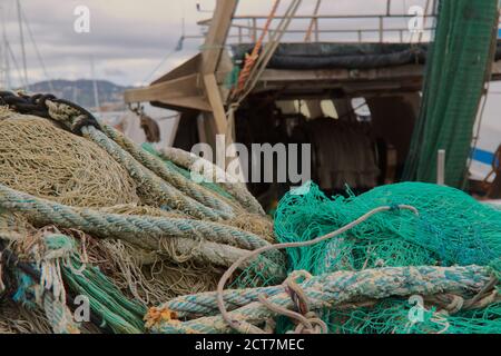 stern d'un bateau de pêche italien avec des filets prêts pour pêche Banque D'Images