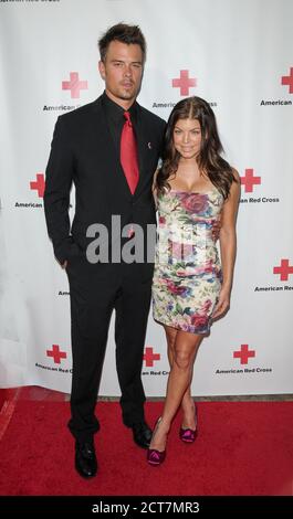 Fergie et Josh Duhamel participent au gala de collecte de fonds de la Croix-Rouge au Fairmont Miramar le 17 avril 2010 à Santa Monica, en Californie Banque D'Images