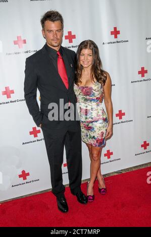 Fergie et Josh Duhamel participent au gala de collecte de fonds de la Croix-Rouge au Fairmont Miramar le 17 avril 2010 à Santa Monica, en Californie Banque D'Images