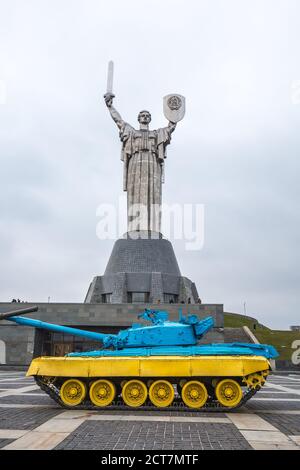 Tanks près du Monument de Motherland est une statue monumentale à Kiev. La sculpture fait partie du Musée d'Histoire de l'Ukraine de la Seconde Guerre mondiale, Ki Banque D'Images