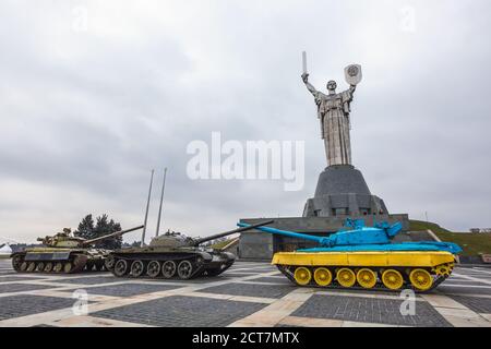 Tanks près du Monument de Motherland est une statue monumentale à Kiev. La sculpture fait partie du Musée d'Histoire de l'Ukraine de la Seconde Guerre mondiale, Ki Banque D'Images