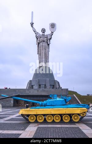 Tanks près du Monument de Motherland est une statue monumentale à Kiev. La sculpture fait partie du Musée d'Histoire de l'Ukraine, Kiev. Ton bleu Banque D'Images