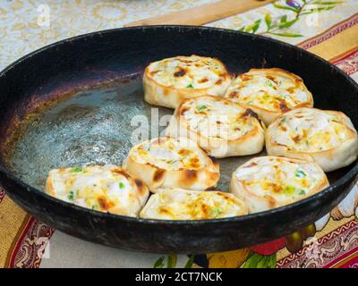 Processus de cuisson sex mini tartes au poulet et fromage à Street Food Festival. La cuisine en plein air, de service, de la gastronomie et de la nourriture à emporter concept Banque D'Images