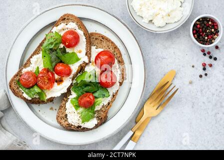 Bruschetta aux tomates avec ricotta et salade de laitue, vue de dessus. Des toasts italiens sains Banque D'Images