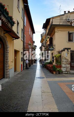 Lazise, Italie 06 13 2016: Rue traditionnelle près du lac de garde avec restaurants et magasins Banque D'Images