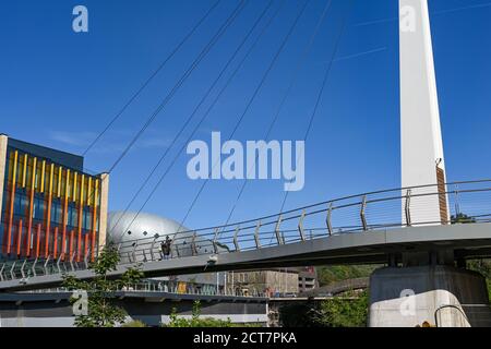 Pontypridd, pays de Galles - septembre 2020 : passerelle au-dessus de la rivière Taff vers les bureaux du nouveau développement de Taff Vale dans le centre-ville de Pontypridd. Banque D'Images