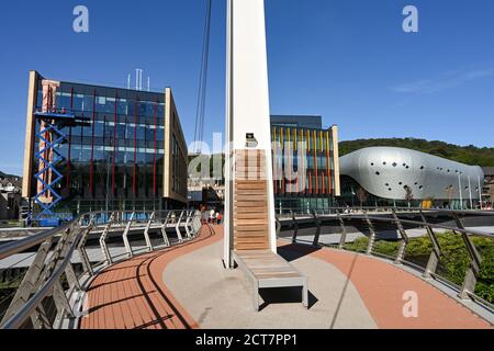 Pontypridd, pays de Galles - septembre 2020 : passerelle au-dessus de la rivière Taff vers les bureaux du nouveau développement de Taff Vale dans le centre-ville de Pontypridd. Banque D'Images