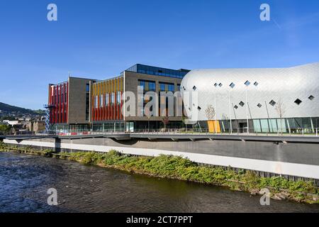 Pontypridd, pays de Galles - septembre 2020 : Nouveau développement de Taff Vale sur les rives de la rivière Taff à Pontypridd. Sur la gauche se trouve le bâtiment de la bibliothèque publique Banque D'Images