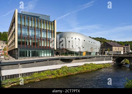 Pontypridd, pays de Galles - septembre 2020 : Nouveau développement de Taff Vale sur les rives de la rivière Taff à Pontypridd. Sur la gauche se trouve le bâtiment de la bibliothèque publique Banque D'Images