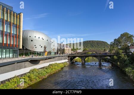 Pontypridd, pays de Galles - septembre 2020 : Nouveau développement de Taff Vale sur les rives de la rivière Taff à Pontypridd. Au loin se trouve le vieux pont. Banque D'Images