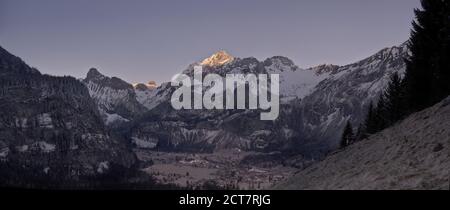 Paysage de montagne d'hiver panoramique au lever du soleil. Vue sur Kandersteg dans la vallée, derrière le Duendenhorn, Frutigen-Niedersimmental, Suisse Banque D'Images