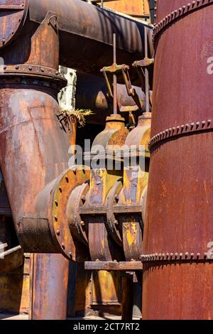Engrenages et tuyaux corrodés et rouillés d'anciennes machines pour le traitement du minerai de fer à Minas Gerais, Brésil Banque D'Images