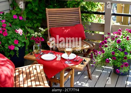 Table de jardin élégante dans un jardin paysagé de luxe pour plus de confort dîner en plein air en été Banque D'Images