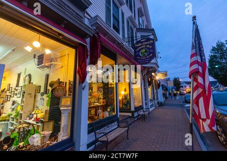 Townsend Ave au crépuscule, port de Boothbay, Maine, États-Unis Banque D'Images