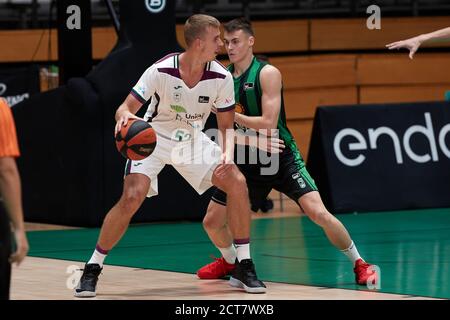 Volodymir Gerun d'Unicaja Malaga Baloncesto en action avec Neno Dimitrijevic de Joventut de Badalona pendant le match de Liga Endesa entre Divina Seguros Joventut et Unicaja Malaga Baloncesto à Pabellón Olímpico de Badalona le 21 septembre 2020 à Barcelone, Espagne. Banque D'Images