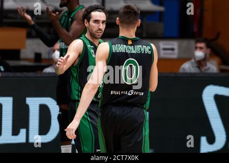 Ferran Bassas de Joventut de Badalona avec Neno Dimitrijevic de Joventut de Badalona pendant le match de la Ligue Endesa entre Divina Seguros Joventut et Unicaja Malaga Baloncesto à Pabellón Olímpico de Badalona le 21 septembre 2020 à Barcelone, Espagne. Banque D'Images