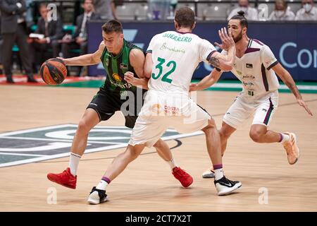 Neno Dimitrijevic de Joventut de Badalona en action avec Ruben Guerrero de Unicaja Malaga Baloncesto lors du match de la Ligue Endesa entre Divina Seguros Joventut et Unicaja Malaga Baloncesto à Pabellón Olímpico de Badalona le 21 septembre 2020 à Barcelone, Espagne. Banque D'Images