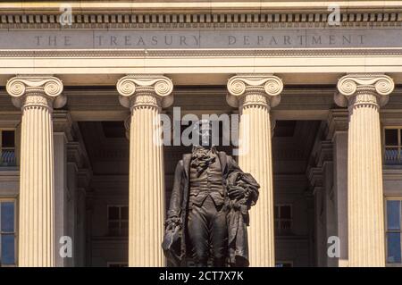 Statue d'Alexander Hamilton devant le bâtiment du département du Trésor de Washington CC Banque D'Images