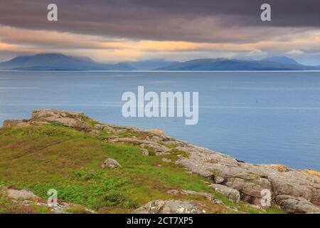 Vue sur Inner Sound avec l'île de Skye et les montagnes Cuillin au loin, West Highlands, Écosse. ROYAUME-UNI Banque D'Images