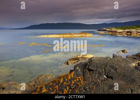 Vue sur Inner Sound avec l'île de Skye au loin, West Highlands, Écosse. ROYAUME-UNI Banque D'Images