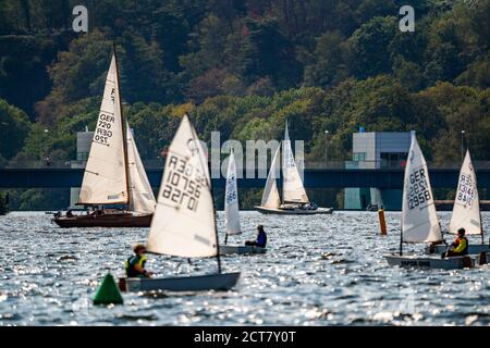 Der Baldeneysee à Essen, Stausee der Ruhr, Segelboote, Essener Segelwoche Segelregatta, Essen, NRW, Allemagne Banque D'Images