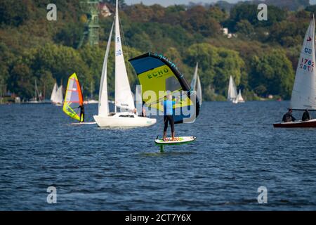 Der Baldeneysee à Essen, Stausee der Ruhr, Segelboote, Foil surfer, hydrofoil, Essen, NRW, Deutschland Banque D'Images