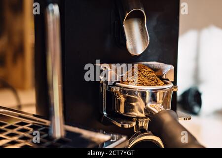 gros plan du grain de café moulu dans la machine à café filtre Banque D'Images