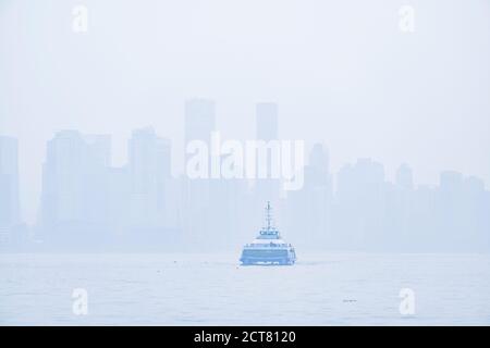 Le SeaBus traverse Burrard Inlet sous un ciel voilé rempli de fumée, Vancouver (Colombie-Britannique), Canada Banque D'Images