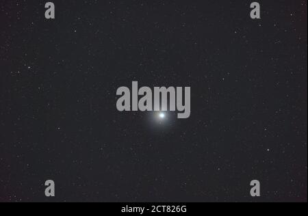 L'étoile Altair dans la constellation d'Aquila, 16.7 années-lumière de la planète Terre et la 12e étoile la plus brillante dans le ciel nocturne. Photographié à travers le télescope de Londres Royaume-Uni avec Nikon Z7, exposition de 12 minutes. Banque D'Images