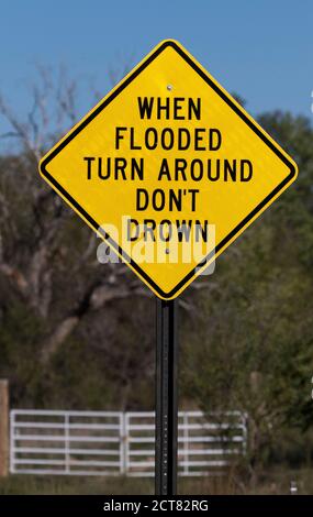 Le panneau d'inondation de flash indique QUAND LES VIRAGES INONDÉS NE PAS NOYÉ Banque D'Images