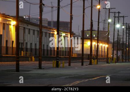 Vue nocturne des anciens entrepôts de signal Street au port de Los Angeles en Californie du Sud. Banque D'Images