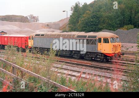 Buxton, Royaume-Uni - 16 septembre 2020 : une ancienne locomotive diesel (classe 56) à Peak Dale pour le trafic de marchandises. Banque D'Images