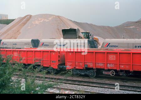 Buxton, Royaume-Uni - 16 septembre 2020 : les wagons de chemin de fer pour le transport de pierres au chantier de Peak Dale, un chargeur à l'arrière pour le chargement du wagon. Banque D'Images