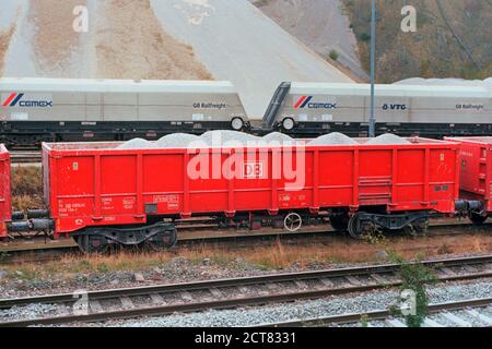 Buxton, Royaume-Uni - 16 septembre 2020 : les wagons DB (Deutsche Bahn) et GB Railfreight pour le transport de pierres au chantier de Peak Dale. Banque D'Images