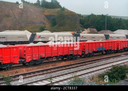 Buxton, Royaume-Uni - 16 septembre 2020 : les wagons de chemin de fer pour le transport de pierres au chantier de Peak Dale, un chargeur à l'arrière pour le chargement du wagon. Banque D'Images