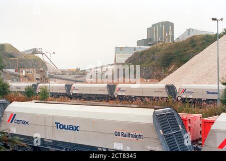 Buxton, Royaume-Uni - 16 septembre 2020 : le chantier ferroviaire et les wagons exploités par GB Railfreight au chantier ferroviaire Peak Dale. Banque D'Images