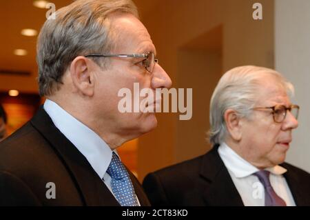 Austin, Texas, États-Unis. 23 mars 2007. Les journalistes du Watergate, BOB WOODWARD, l, et CARL BERNSTEIN, discutent avec des journalistes de l'Université du Texas où les papiers de Mark Felt (alias gorge profonde) ont été mis à la disposition des chercheurs le 23 mars 2007. La paire légendaire a donné des archives de Watergate au Centre Harry Ransom en 2006. © Bob Daemmrich crédit: Bob Daemmrich/ZUMA Wire/Alay Live News Banque D'Images