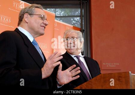 Austin, Texas, États-Unis. 23 mars 2007. Les journalistes du Watergate, BOB WOODWARD, l, et CARL BERNSTEIN, discutent avec des journalistes de l'Université du Texas où les papiers de Mark Felt (alias gorge profonde) ont été mis à la disposition des chercheurs le 23 mars 2007. La paire légendaire a donné des archives de Watergate au Centre Harry Ransom en 2006. © Bob Daemmrich crédit: Bob Daemmrich/ZUMA Wire/Alay Live News Banque D'Images