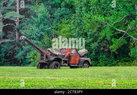 Ancien Wrecker Rusty dans le champ Banque D'Images