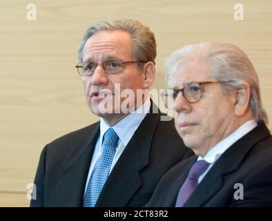 Austin, Texas, États-Unis. 23 mars 2007. Les journalistes du Watergate, BOB WOODWARD, l, et CARL BERNSTEIN, discutent avec des journalistes de l'Université du Texas où les papiers de Mark Felt (alias gorge profonde) ont été mis à la disposition des chercheurs le 23 mars 2007. La paire légendaire a donné des archives de Watergate au Centre Harry Ransom en 2006. © Bob Daemmrich crédit: Bob Daemmrich/ZUMA Wire/Alay Live News Banque D'Images