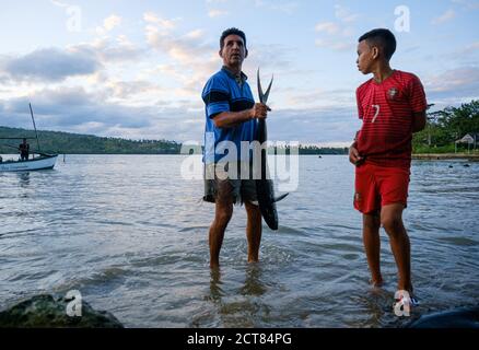 BARACOA, CUBA - VERS JANVIER 2020 : groupe de pêcheurs revenant à Bahia de Mata, un hameau proche de Baracoa à Cuba. Banque D'Images