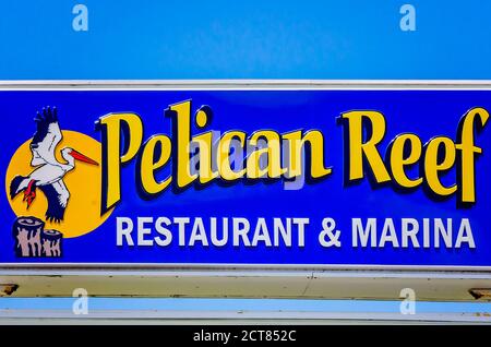 Un panneau annonce le restaurant et le port de plaisance Pelican Reef, le 22 août 2020, à Theodore, Alabama. Le panneau a été détruit lors de l'ouragan Sally le 16 septembre. Banque D'Images