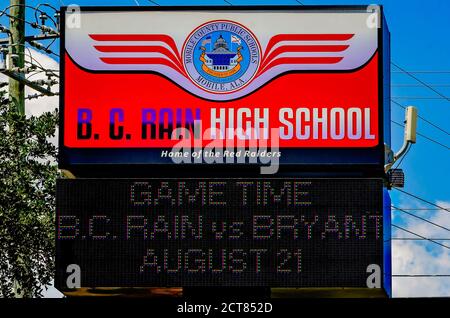 Un panneau annonce le premier match de football de l'année pour les élèves de la B.C. Rain High School, le 22 août 2020, à Mobile, Alabama. Banque D'Images
